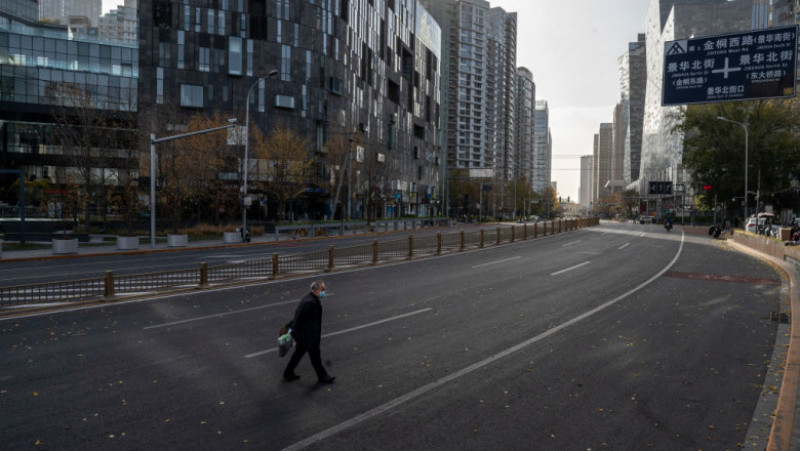 Străzile din marile orașe din China sunt goale duminică, după ce oamenii au rămas în case de frica noului val de Covid. FOTO: Getty Images