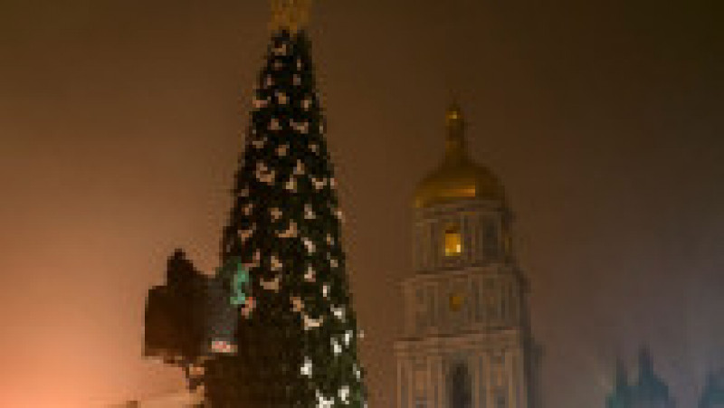 Pomul de Crăciun din Kiev a fost decorat cu figurine care reprezintă porumbei albi. FOTO: Profimedia Images | Poza 4 din 5