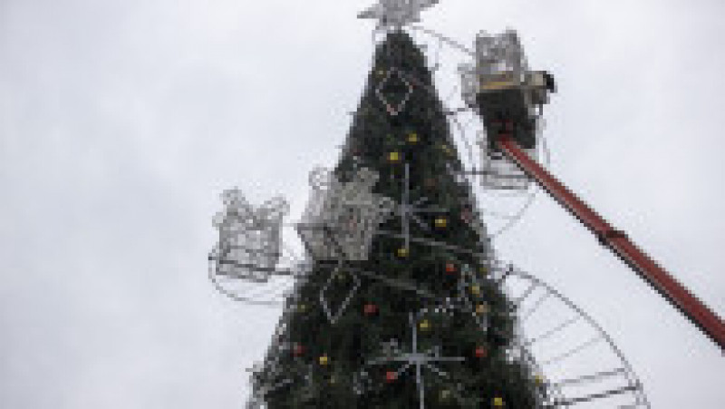Pomul de Crăciun din Kiev a fost decorat cu figurine care reprezintă porumbei albi. FOTO: Profimedia Images | Poza 5 din 5
