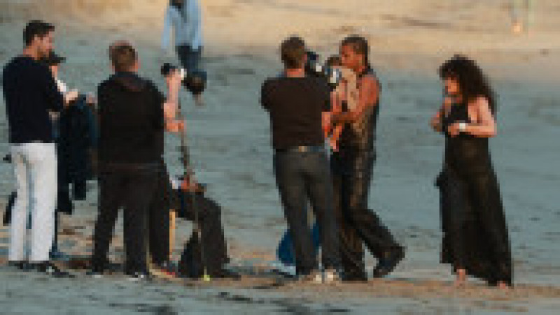 Rihanna cu copilul și partenerul ei, rapper-ul A$AP Rocky, la o ședință foto, pe plaja din Malibu. Foto: Profimedia Images | Poza 2 din 10