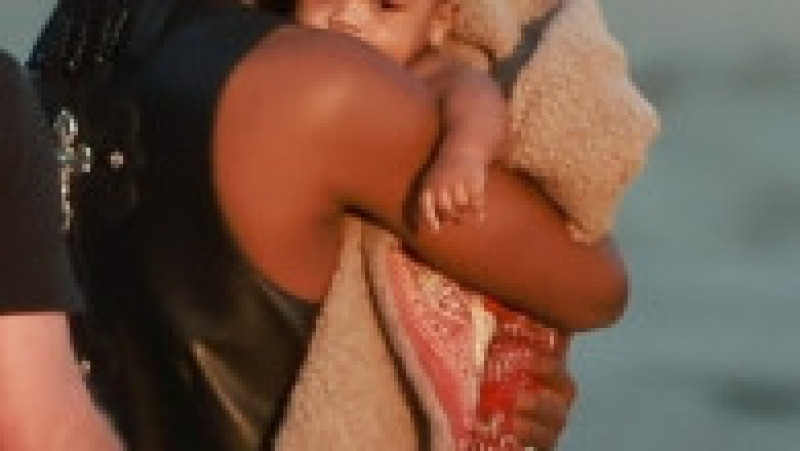 Rihanna cu copilul și partenerul ei, rapper-ul A$AP Rocky, la o ședință foto, pe plaja din Malibu. Foto: Profimedia Images | Poza 9 din 10