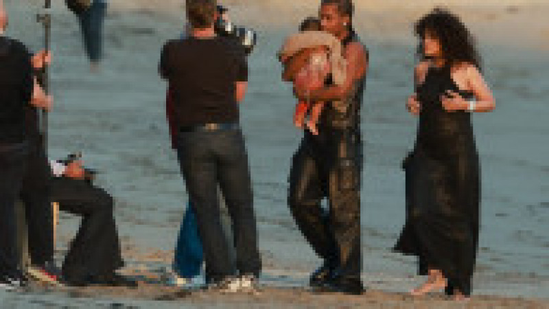 Rihanna cu copilul și partenerul ei, rapper-ul A$AP Rocky, la o ședință foto, pe plaja din Malibu. Foto: Profimedia Images | Poza 10 din 10
