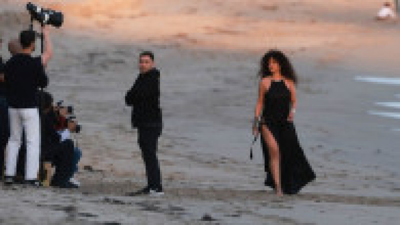 Rihanna cu copilul și partenerul ei, rapper-ul A$AP Rocky, la o ședință foto, pe plaja din Malibu. Foto: Profimedia Images | Poza 7 din 10