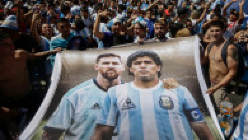 Sute de mii de argentinieni sărbătoresc în stradă victoria naționalei lui Messi în fața Franței la Campionatul Mondial de Fotbal din Qatar. FOTO: Profimedia Images | Poza 1 din 24