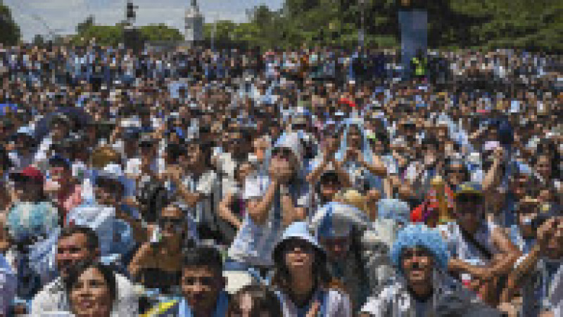 Sute de mii de argentinieni sărbătoresc în stradă victoria naționalei lui Messi în fața Franței la Campionatul Mondial de Fotbal din Qatar | Poza 20 din 24