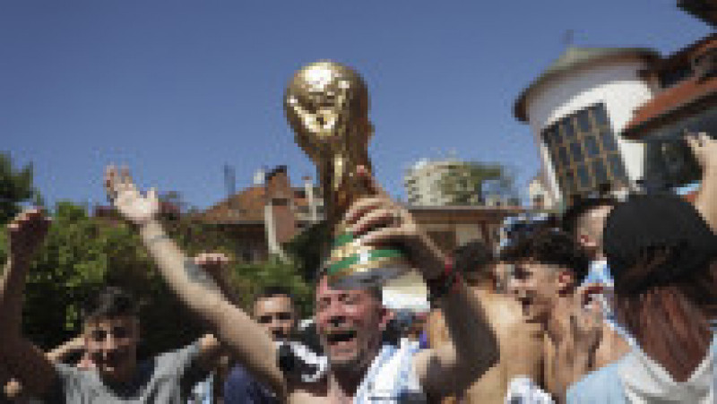 Sute de mii de argentinieni sărbătoresc în stradă victoria naționalei lui Messi în fața Franței la Campionatul Mondial de Fotbal din Qatar | Poza 11 din 24