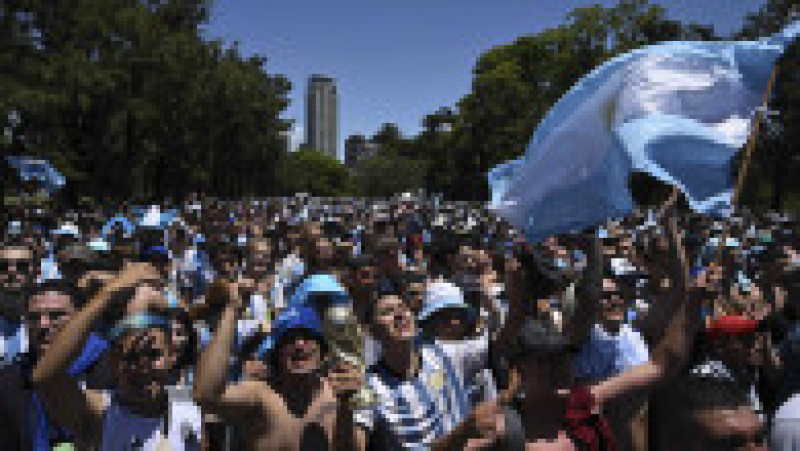 Sute de mii de argentinieni sărbătoresc în stradă victoria naționalei lui Messi în fața Franței la Campionatul Mondial de Fotbal din Qatar | Poza 14 din 24