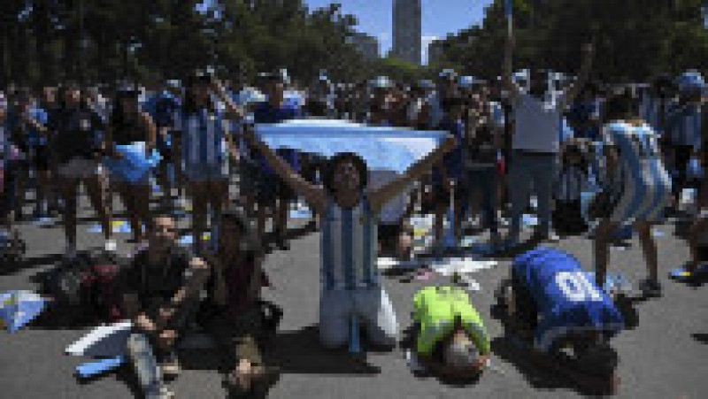 Sute de mii de argentinieni sărbătoresc în stradă victoria naționalei lui Messi în fața Franței la Campionatul Mondial de Fotbal din Qatar | Poza 13 din 24