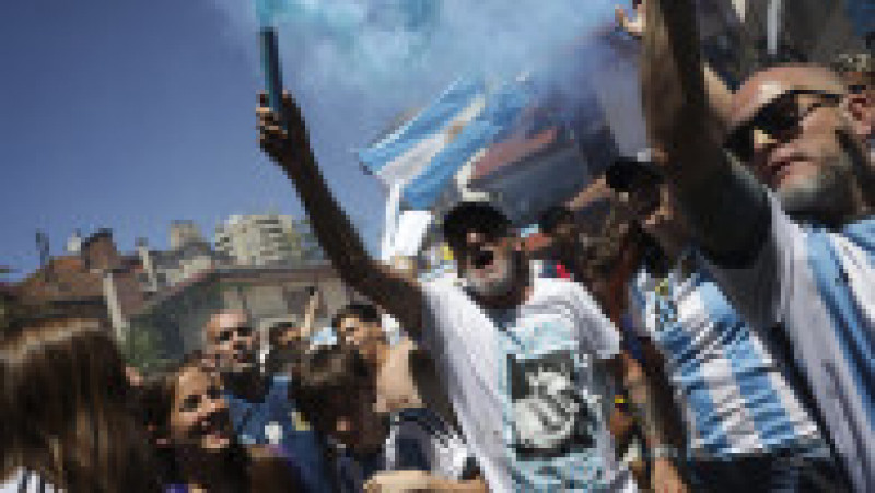 Sute de mii de argentinieni sărbătoresc în stradă victoria naționalei lui Messi în fața Franței la Campionatul Mondial de Fotbal din Qatar | Poza 16 din 24