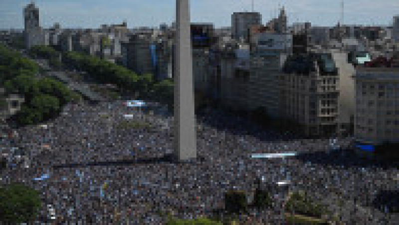 Sute de mii de argentinieni sărbătoresc în stradă victoria naționalei lui Messi în fața Franței la Campionatul Mondial de Fotbal din Qatar | Poza 4 din 24