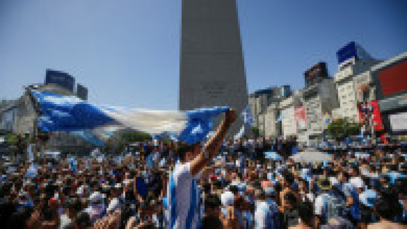 Sute de mii de argentinieni sărbătoresc în stradă victoria naționalei lui Messi în fața Franței la Campionatul Mondial de Fotbal din Qatar | Poza 6 din 24