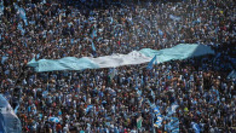 Sute de mii de argentinieni sărbătoresc în stradă victoria naționalei lui Messi în fața Franței la Campionatul Mondial de Fotbal din Qatar. FOTO: Profimedia Images | Poza 5 din 8