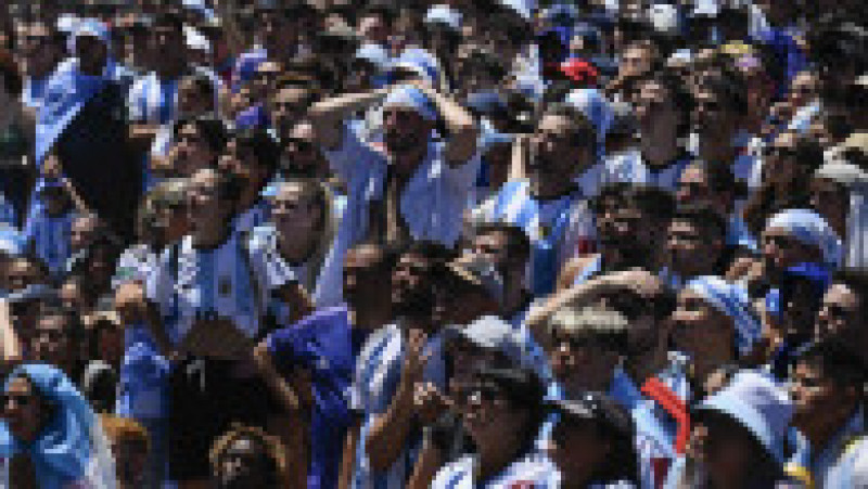Sute de mii de argentinieni sărbătoresc în stradă victoria naționalei lui Messi în fața Franței la Campionatul Mondial de Fotbal din Qatar | Poza 8 din 24