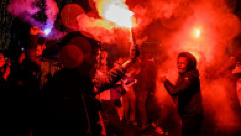 Furie în Franța. Suporterii au aruncat în polițiști cu artificiile pregătite pentru a sărbători victoria la Cupa Mondială. FOTO: Profimedia Images | Poza 2 din 6