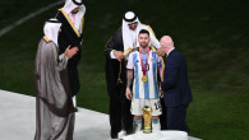  Messi a fost îmbrăcat cu o mantie neagră de Tamim bin Hamad Al Thani, emirul Qatarului FOTO: Profimedia Images | Poza 2 din 17