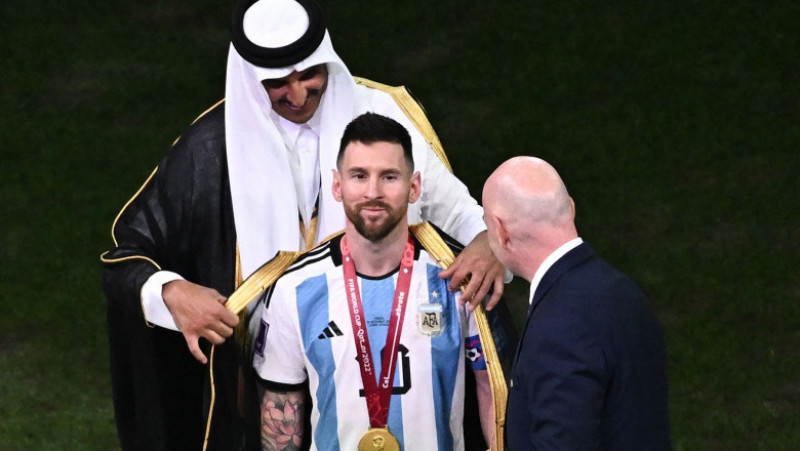  Messi a fost îmbrăcat cu o mantie neagră de Tamim bin Hamad Al Thani, emirul Qatarului FOTO: Profimedia Images