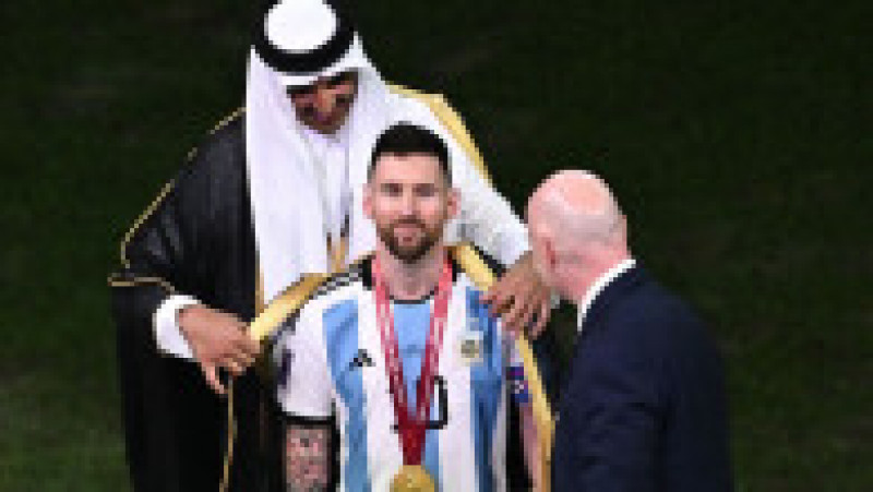  Messi a fost îmbrăcat cu o mantie neagră de Tamim bin Hamad Al Thani, emirul Qatarului FOTO: Profimedia Images | Poza 1 din 17