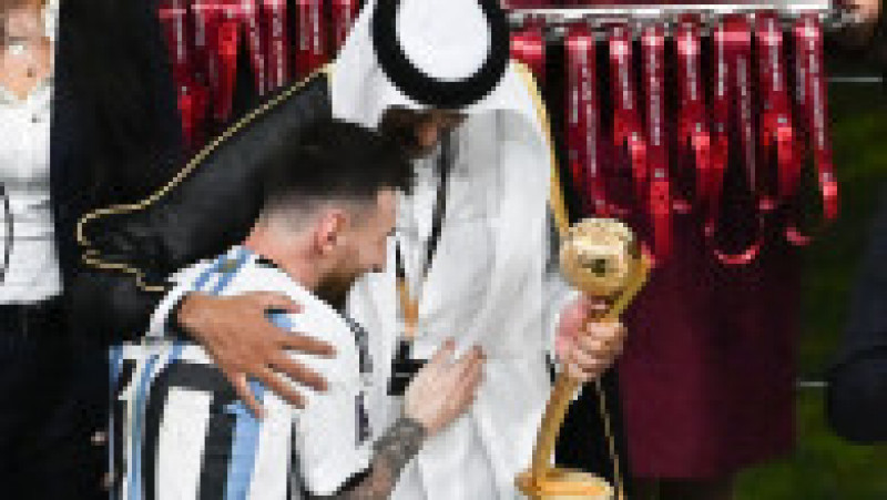  Messi a fost îmbrăcat cu o mantie neagră de Tamim bin Hamad Al Thani, emirul Qatarului FOTO: Profimedia Images | Poza 3 din 17