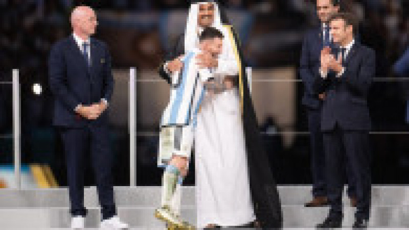  Messi a fost îmbrăcat cu o mantie neagră de Tamim bin Hamad Al Thani, emirul Qatarului FOTO: Profimedia Images | Poza 4 din 17