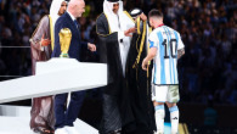  Messi a fost îmbrăcat cu o mantie neagră de Tamim bin Hamad Al Thani, emirul Qatarului FOTO: Profimedia Images | Poza 12 din 17