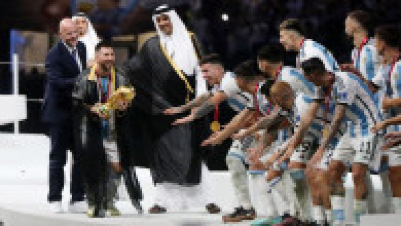  Messi a fost îmbrăcat cu o mantie neagră de Tamim bin Hamad Al Thani, emirul Qatarului FOTO: Profimedia Images | Poza 9 din 17