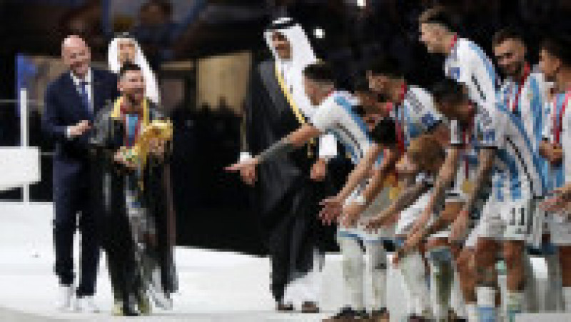  Messi a fost îmbrăcat cu o mantie neagră de Tamim bin Hamad Al Thani, emirul Qatarului FOTO: Profimedia Images | Poza 10 din 17