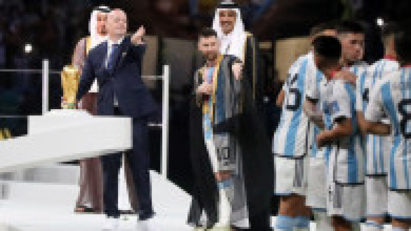  Messi a fost îmbrăcat cu o mantie neagră de Tamim bin Hamad Al Thani, emirul Qatarului FOTO: Profimedia Images | Poza 11 din 17
