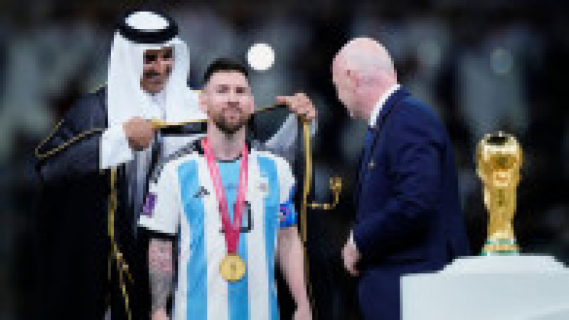  Messi a fost îmbrăcat cu o mantie neagră de Tamim bin Hamad Al Thani, emirul Qatarului FOTO: Profimedia Images | Poza 13 din 17