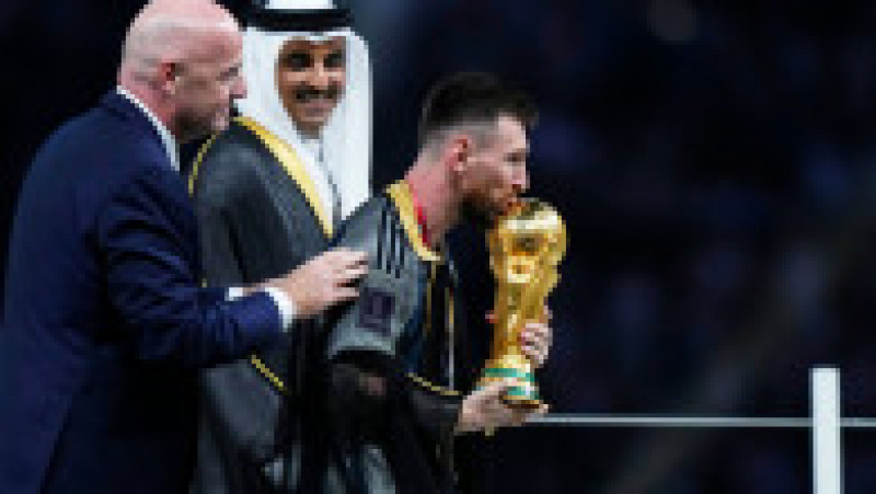  Messi a fost îmbrăcat cu o mantie neagră de Tamim bin Hamad Al Thani, emirul Qatarului FOTO: Profimedia Images | Poza 14 din 17