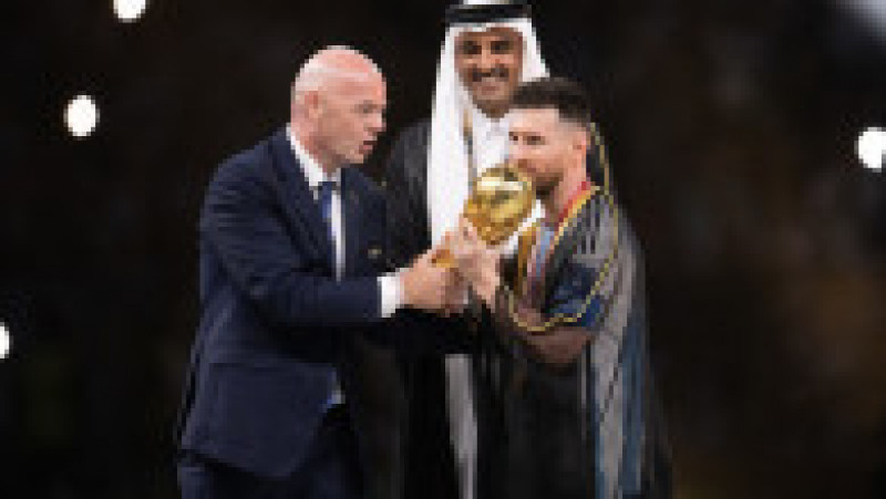  Messi a fost îmbrăcat cu o mantie neagră de Tamim bin Hamad Al Thani, emirul Qatarului FOTO: Profimedia Images | Poza 5 din 17