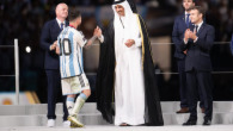  Messi a fost îmbrăcat cu o mantie neagră de Tamim bin Hamad Al Thani, emirul Qatarului FOTO: Profimedia Images | Poza 6 din 17