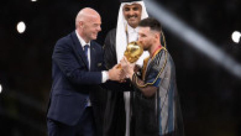  Messi a fost îmbrăcat cu o mantie neagră de Tamim bin Hamad Al Thani, emirul Qatarului FOTO: Profimedia Images | Poza 7 din 17