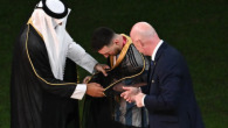  Messi a fost îmbrăcat cu o mantie neagră de Tamim bin Hamad Al Thani, emirul Qatarului FOTO: Profimedia Images | Poza 17 din 17