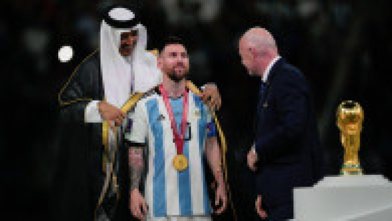  Messi a fost îmbrăcat cu o mantie neagră de Tamim bin Hamad Al Thani, emirul Qatarului FOTO: Profimedia Images | Poza 15 din 17