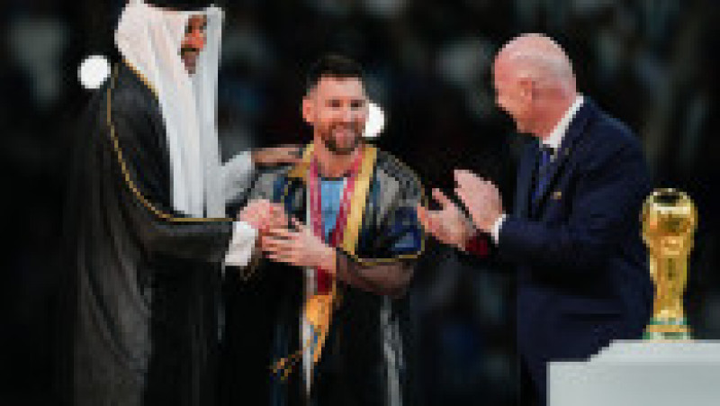  Messi a fost îmbrăcat cu o mantie neagră de Tamim bin Hamad Al Thani, emirul Qatarului FOTO: Profimedia Images | Poza 16 din 17