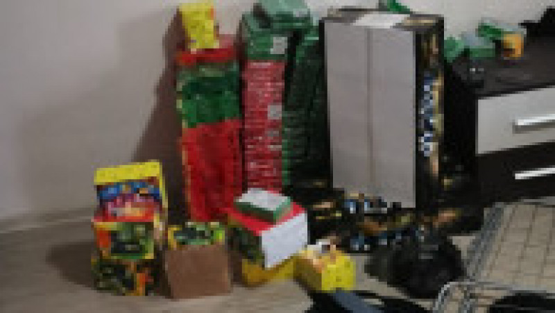 Polițiștii au găsit 140 de kg de articole pirotehnice în casa bărbatului. Sursa foto: IPJ Dolj | Poza 1 din 2
