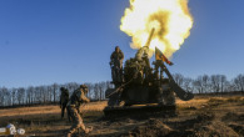 Ucrainenii bombardează pozițiile armatei ruse folosind sistemul sovietic 2S7 „Pion". Foto: Profimedia Images | Poza 61 din 69