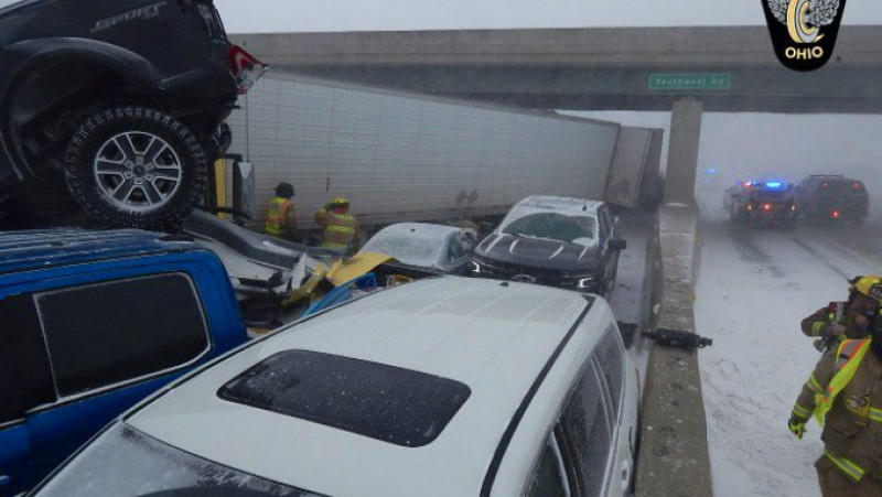 Carambol uriaș, cu 46 de mașini, din cauza „ciclonului-bombă” din SUA. Foto: Twitter/ Ohio State Highway Patrol