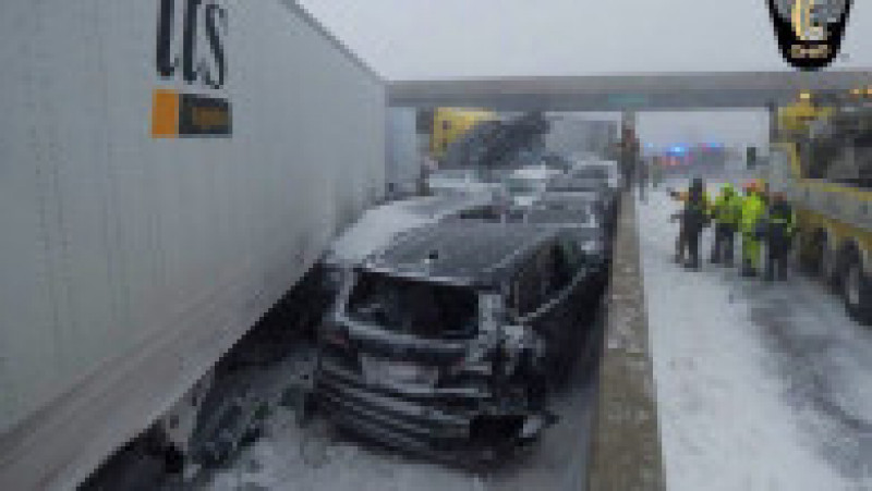 Carambol uriaș, cu 46 de mașini, din cauza „ciclonului-bombă” din SUA. Foto: Twitter/ Ohio State Highway Patrol | Poza 2 din 4