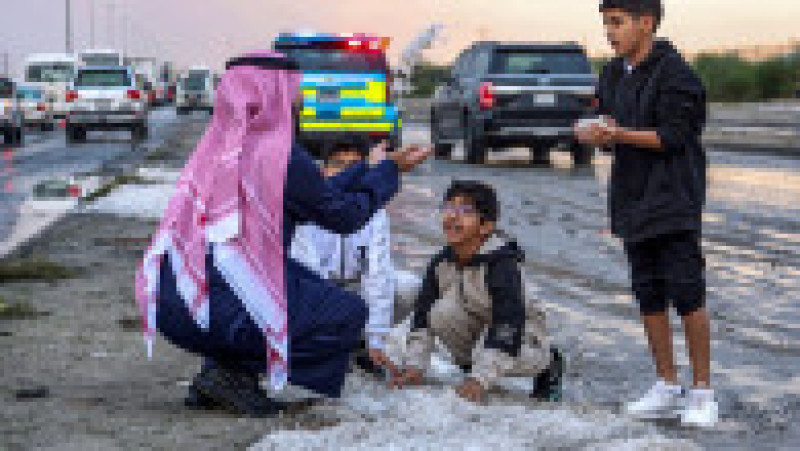 O furtună rară cu grindină a acoperit cu zăpadă străzile din Kuwait. Foto: Profimedia Images | Poza 2 din 6