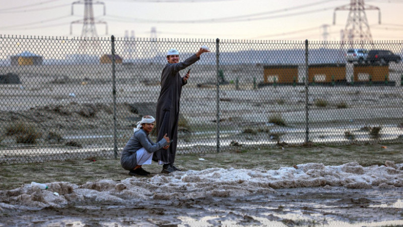 O furtună rară cu grindină a acoperit cu zăpadă străzile din Kuwait. Foto: Profimedia Images 
