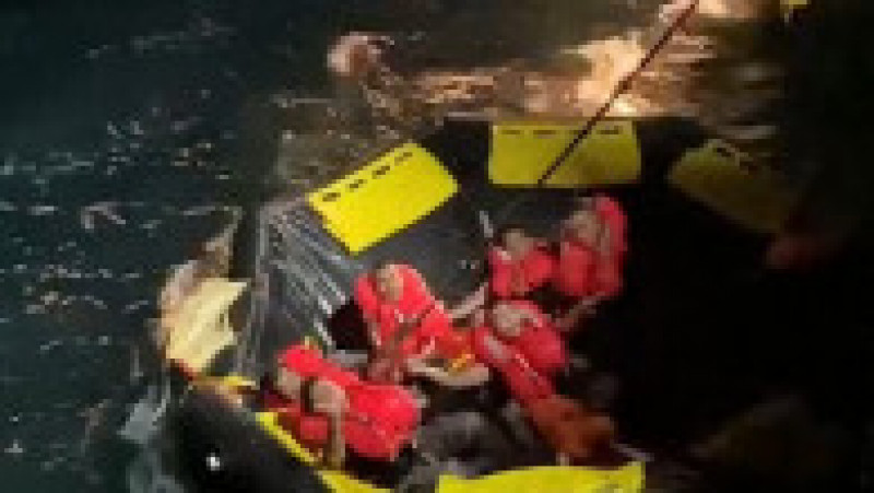 Un membru al echipajului de pe HTMS Sukhothai, care a naufragiat în noaptea de duminică spre luni, la circa 30 de kilometri de coastă, în largul districtului Bang Saphan (sud), a fost găsit "în stare de sănătate bună". Sursa foto: Profimedia Images | Poza 7 din 14