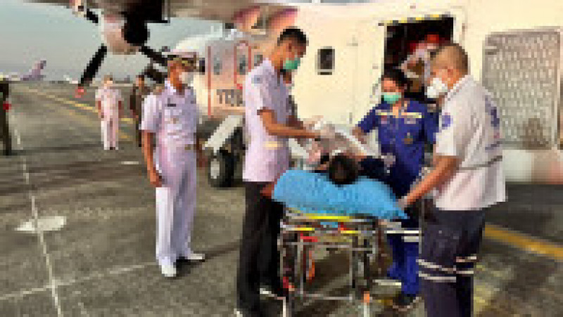 Un membru al echipajului de pe HTMS Sukhothai, care a naufragiat în noaptea de duminică spre luni, la circa 30 de kilometri de coastă, în largul districtului Bang Saphan (sud), a fost găsit "în stare de sănătate bună". Sursa foto: Profimedia Images | Poza 12 din 14