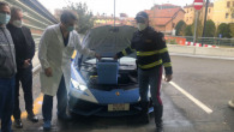 Poliţiştii italieni au traversat ţara într-un Lamborghini Huracan pentru a livra de urgență doi rinichi. Sursa foto Polizia di Stato/Facebook.com | Poza 5 din 5