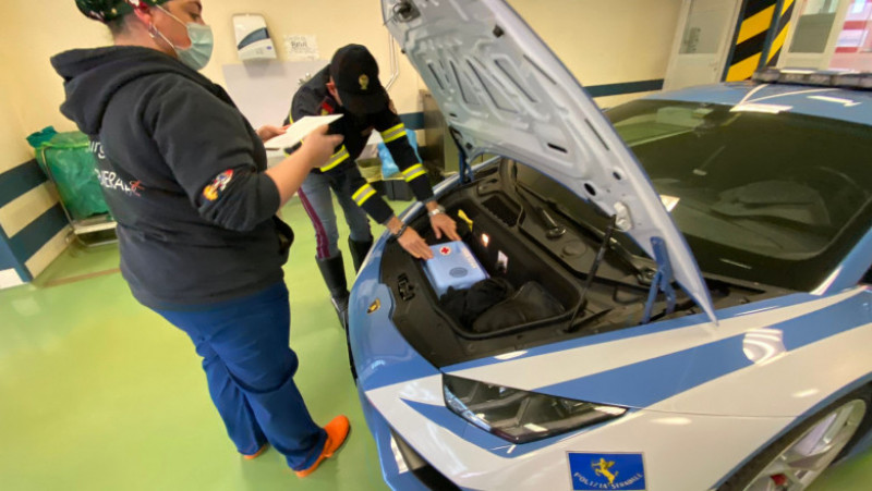Poliţiştii italieni au traversat ţara într-un Lamborghini Huracan pentru a livra de urgență doi rinichi. Sursa foto Polizia di Stato/Facebook.com