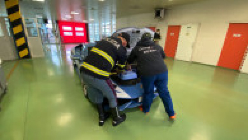 Poliţiştii italieni au traversat ţara într-un Lamborghini Huracan pentru a livra de urgență doi rinichi. Sursa foto Polizia di Stato/Facebook.com | Poza 4 din 5