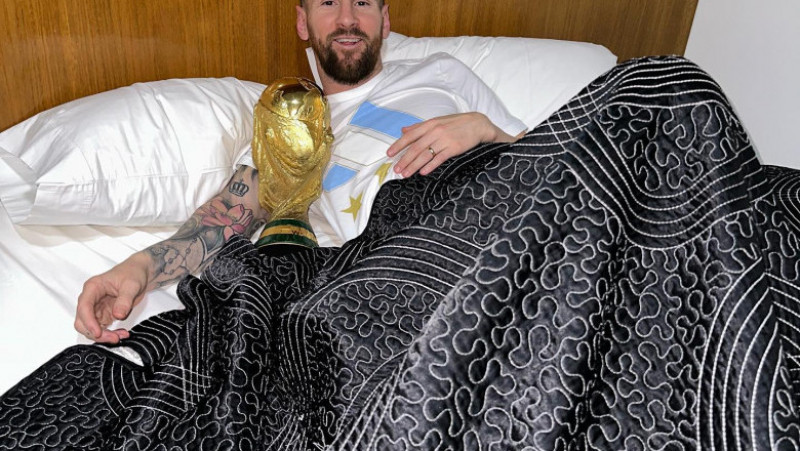 Messi nu s-a putut dezlipi de cupa mondială și a dormit în pat cu ea FOTO: Facebook/ Leo Messi