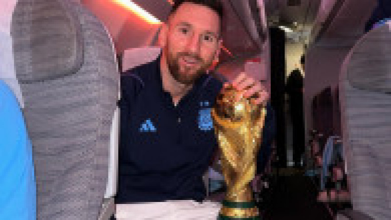 Messi nu s-a despărțit de trofeu nici în avion FOTO: Facebook/ Leo Messi | Poza 4 din 4