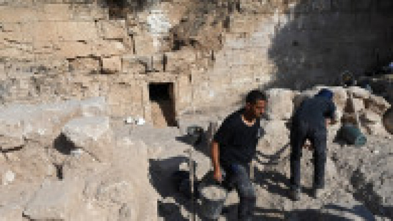 Situl, unde au fost descoperite urne cu oseminte, cuprinde mai multe elemente, precum şi nişe săpate în piatră. Foto: Profimedia Images | Poza 9 din 25