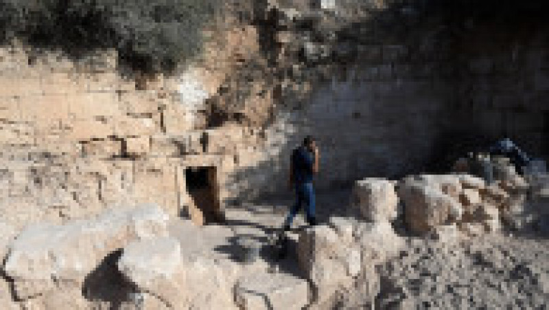 Situl, unde au fost descoperite urne cu oseminte, cuprinde mai multe elemente, precum şi nişe săpate în piatră. Foto: Profimedia Images | Poza 15 din 25